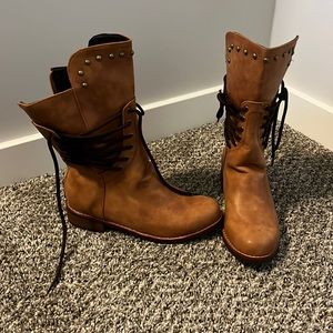 Side lace up boots. Cognac color.